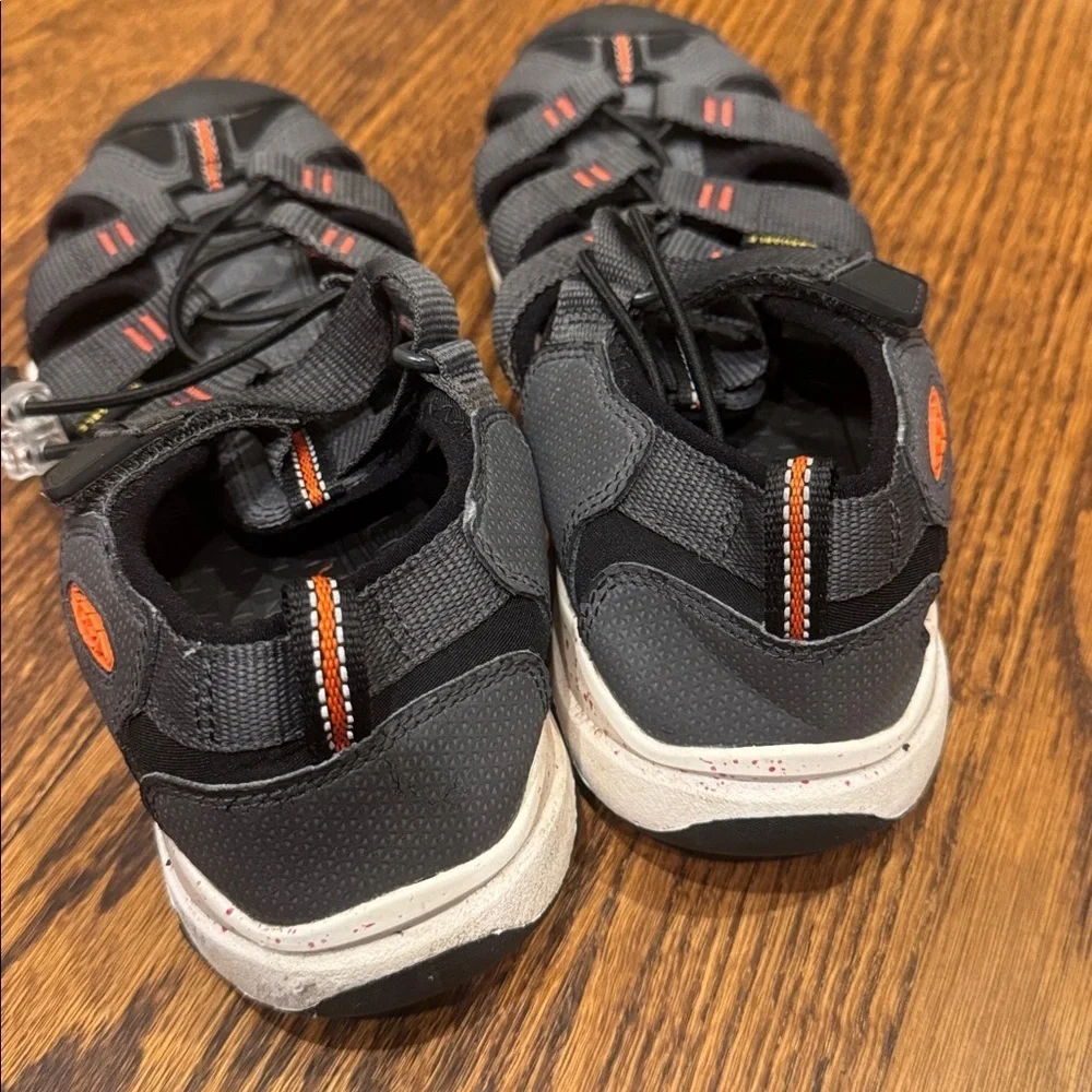 Keen dark gray strappy elastic cord drawstring Velcro close sandals. Size 4.